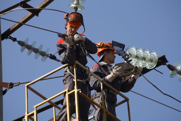 Энергетики возобновляют электроснабжение в некоторых районах Харькова и области