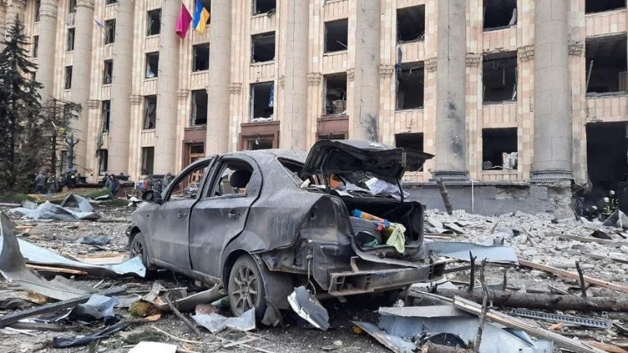 В центре Харькова разбирают завалы после авиаудара, есть погибшие