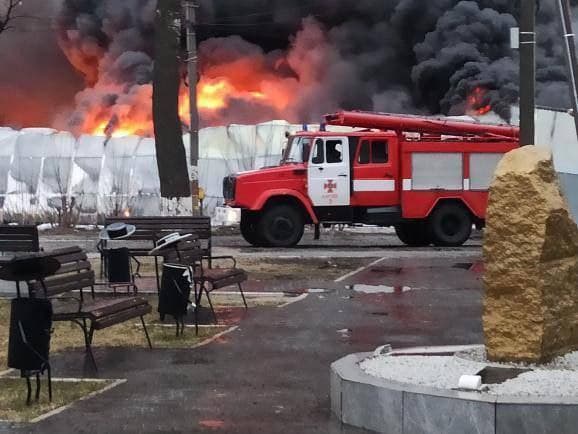 Авиаудары по Харькову: на Салтовке горят минимум 10 домов