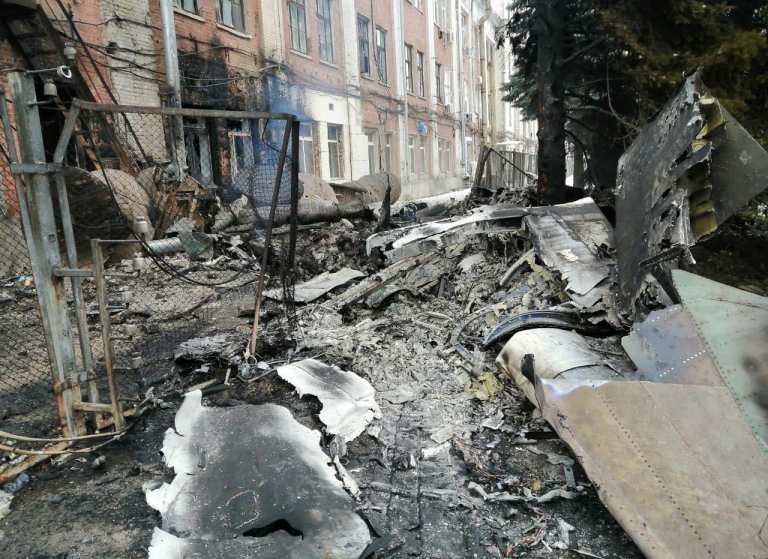 Сбитый вчера в Харькове самолет упал на территории ХАЗа: фото места падения