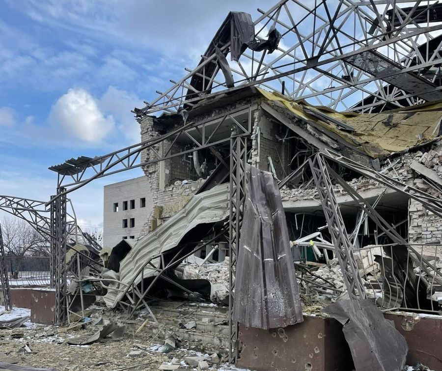 Под Харьковом разбомбили больницу (фото, видео)