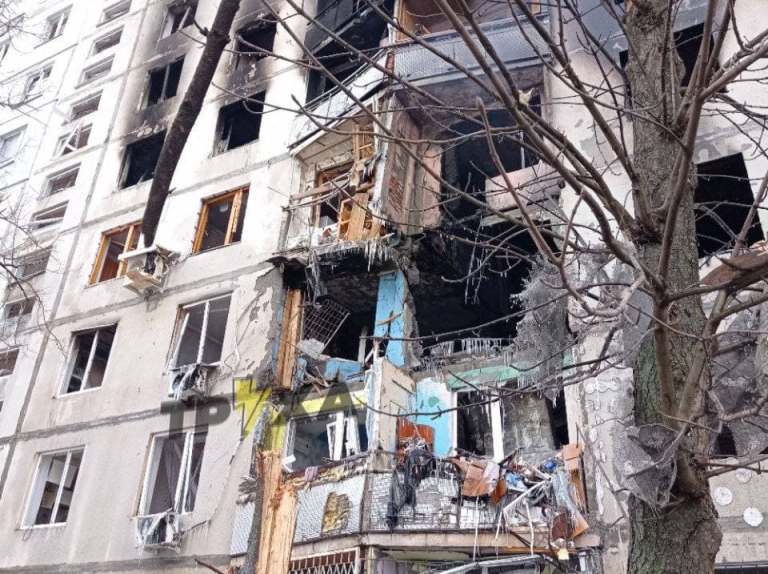 Из-за обстрелов в высотке на Салтовке после пожара обвалились этажи