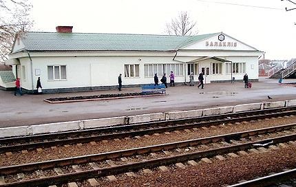 Жителей Балаклеи просят не покидать дома и укрытия - в городе расстреливают автомобили