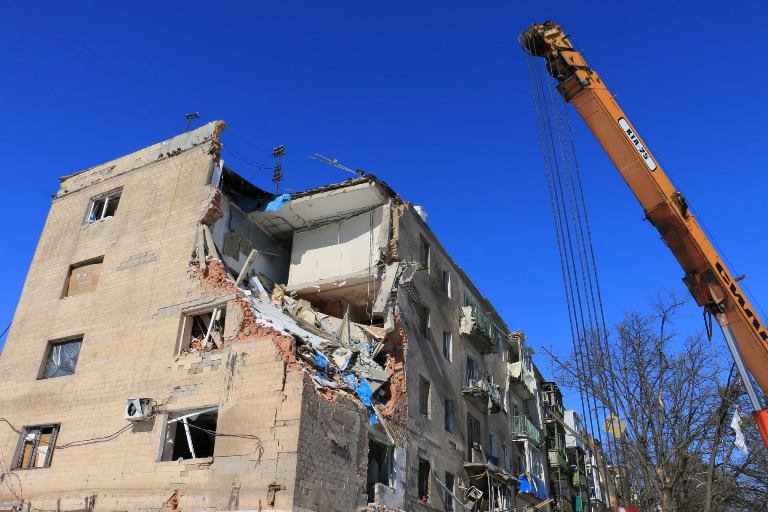 В Харькове из-за попадания ракеты обвалился дом: под завалами ищут женщину