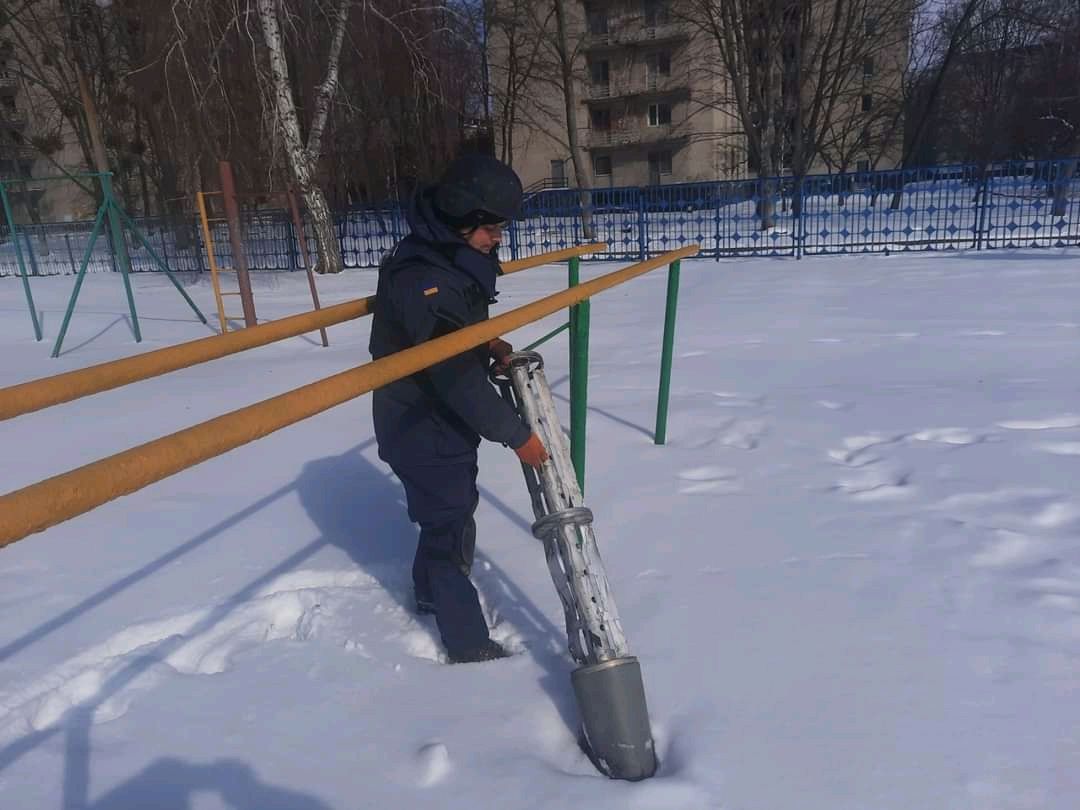 В пригороде Харькова российская ракета упала на территории школы (фото)