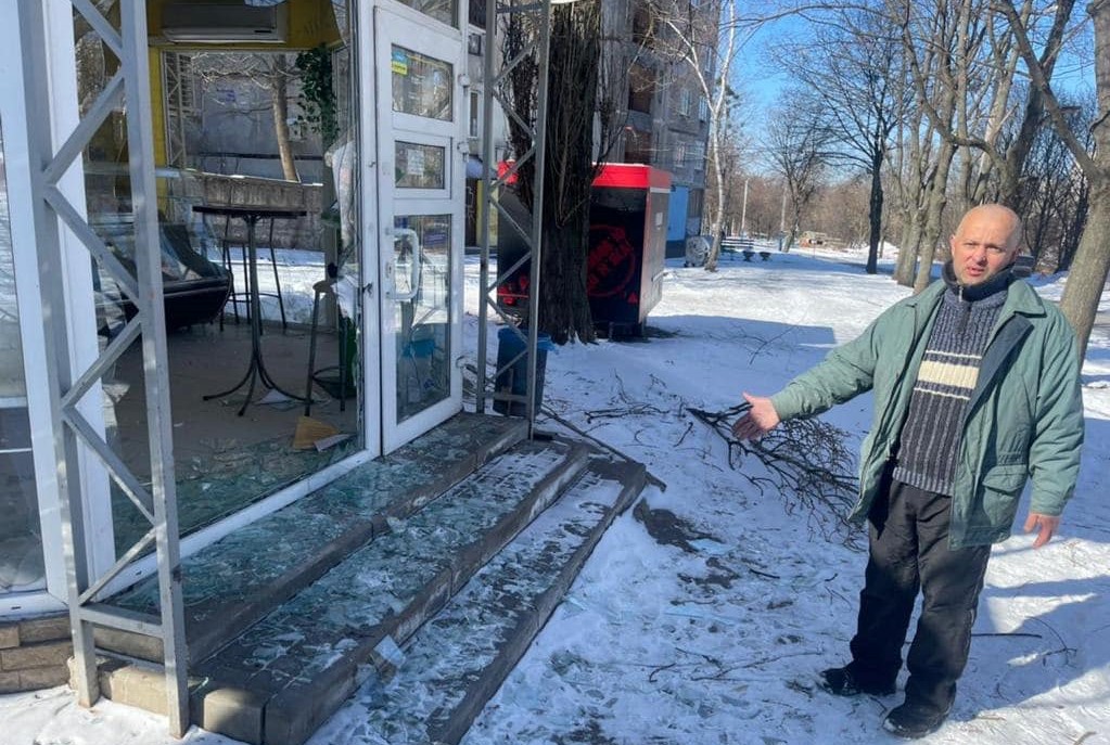 В Харькове мародер пытался вынести холодильник из магазина