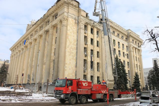В Харькове спасатели разбирают завалы в здании обладминистраии и на прилегающих улицах