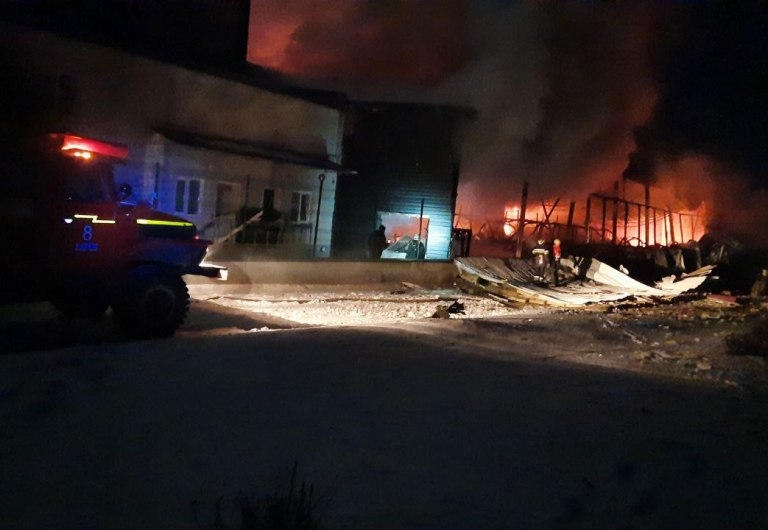 В Харькове после обстрела горел завод