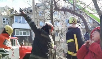 В Харькове прямо во время эвакуации из разрушенного дома начался авианалет: видео