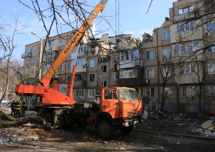 В Харькове спасатели второй день разбирают завалы дома, разрушенного прямым попаданием