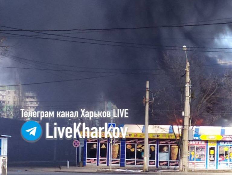 В Харькове после обстрелов горит рынок, столб дыма видит весь город. Есть жертвы