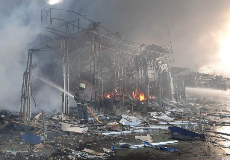 Пожар на рынке в Харькове после обстрелов: фото, видео