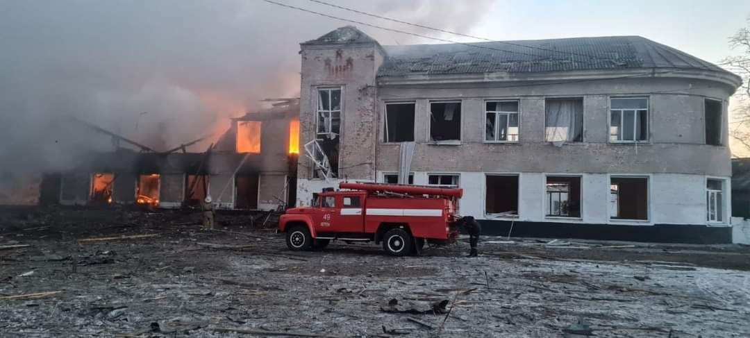 Под Харьковом прямыми попаданиями российских ракет разрушены школа и ДК (фото)