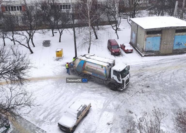 В Харькове под обстрелами продолжают вывозить мусор