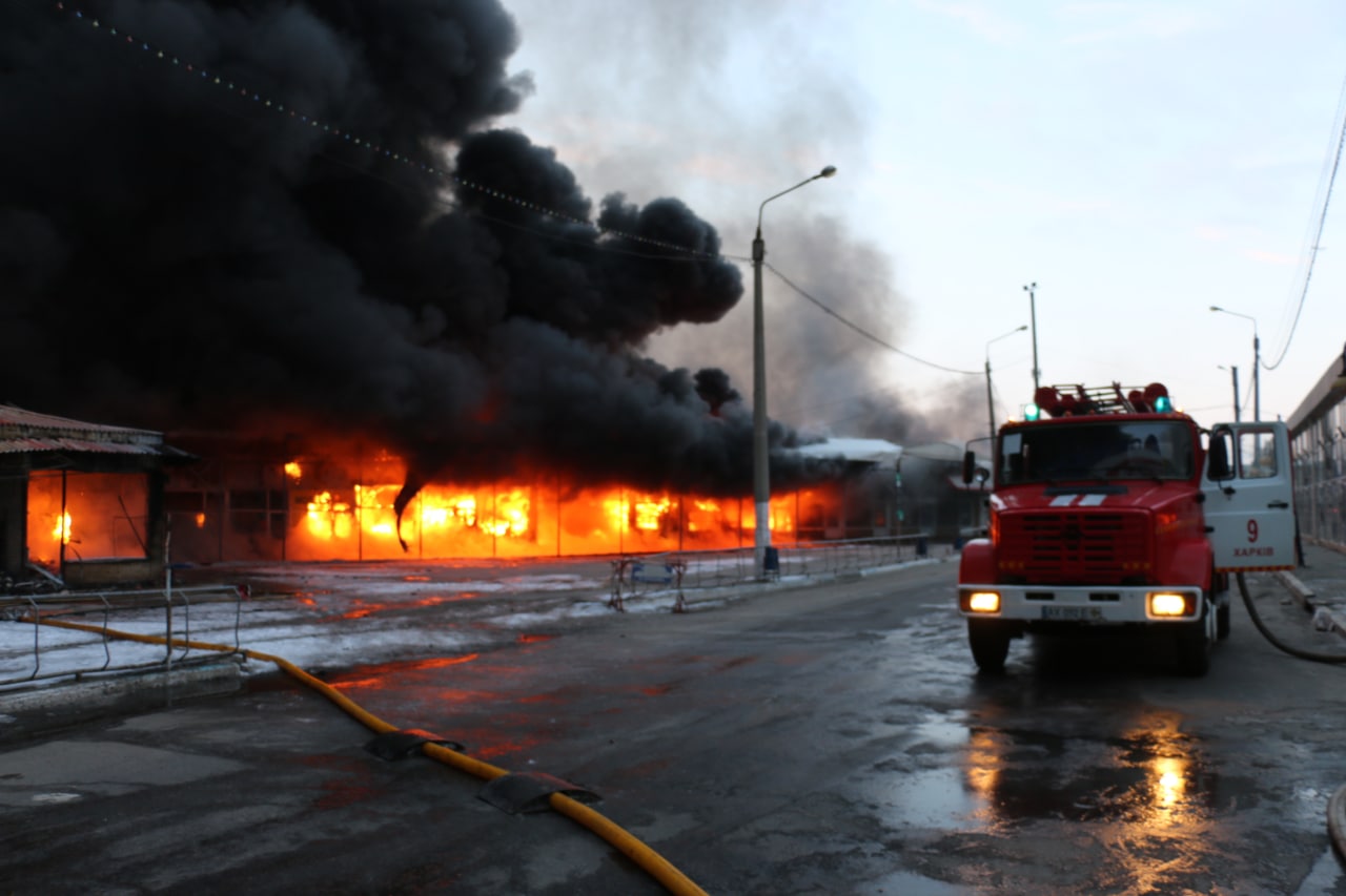 В Харькове - крупный пожар на "Барабашово" (фото)