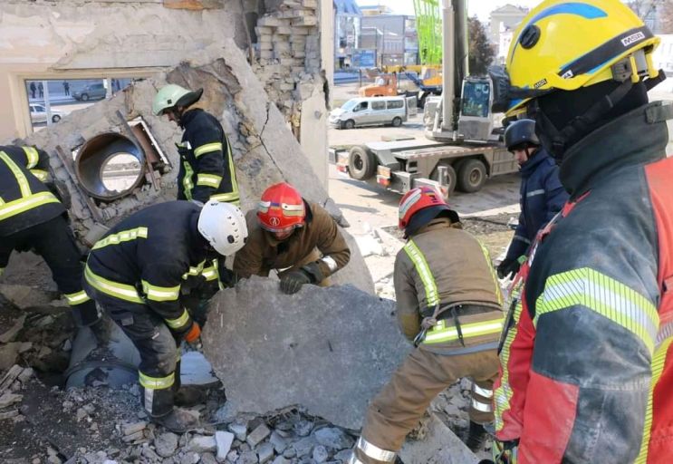 В Харькове из-под завалов достали живого человека (видео)