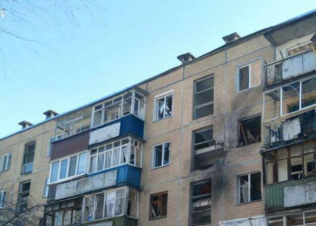 В Харькове после обстрелов продолжают гореть жилые дома