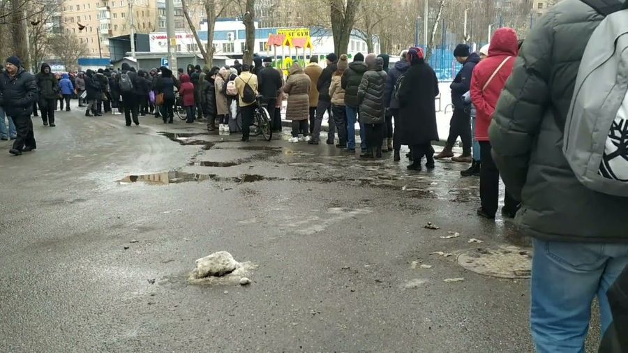 В Харькове под обстрел попали люди, стоявшие в очереди за гуманитаркой. Шестеро погибших