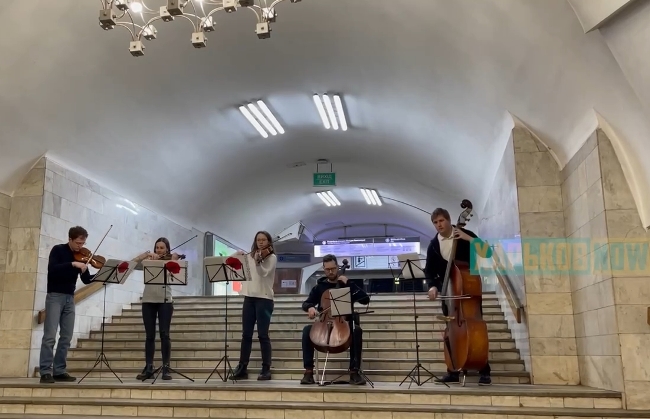 В харьковском метро, где уже месяц живут люди, прошел концерт