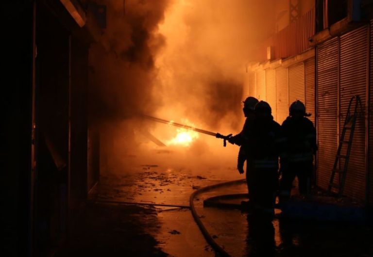 В Харькове после обстрелов - пожары в жилых домах, складах и админзданиях