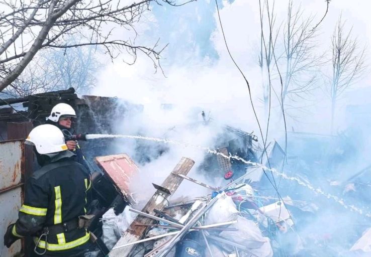 В Киевском районе Харькова - пожары после обстрелов