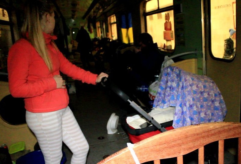 Харьковчанка из роддома приехала с младенцем в метро и поселилась там