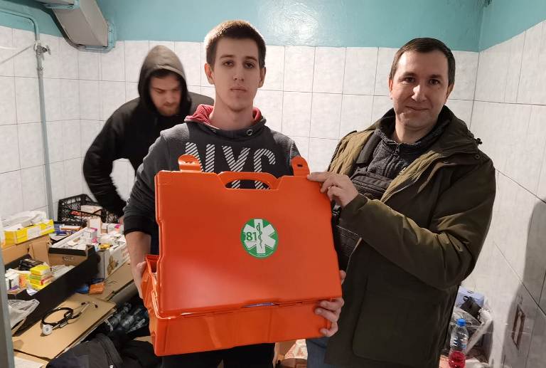 В харьковском метро, где больше месяца живут люди, студент-медик организовал медпункт