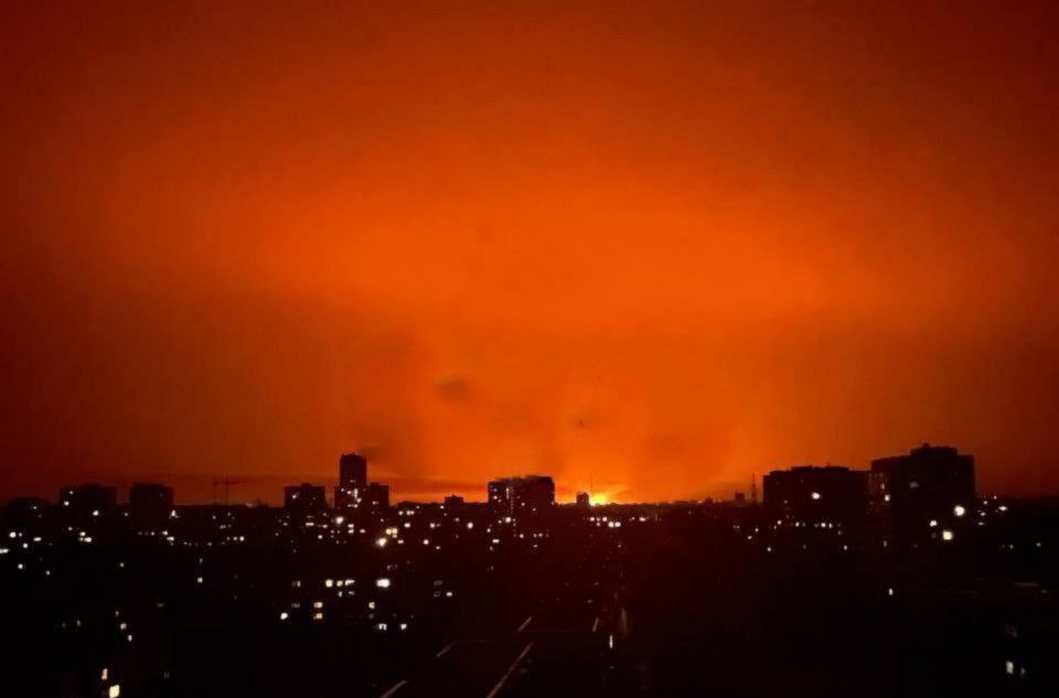 В Харькове - прямое попадание в газопровод и огромный пожар. Почти 35 тысяч квартир и домов без газа