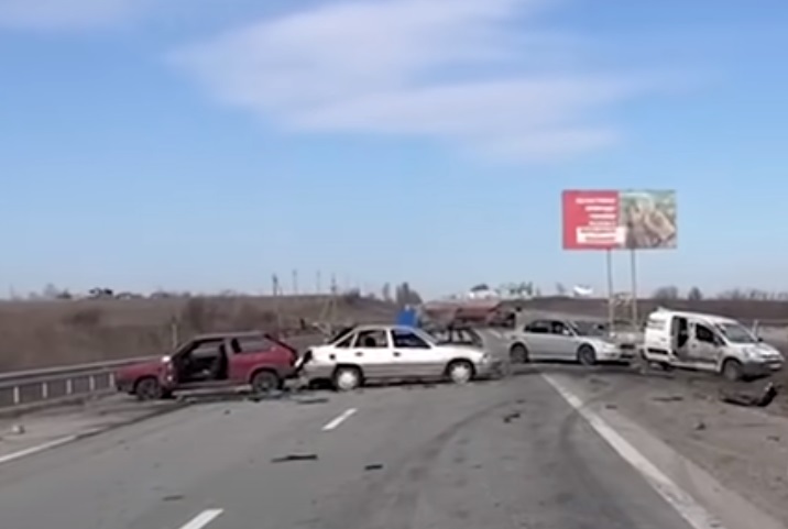 В пригороде Харькова войска РФ расстреливали гражданские машины (видео)