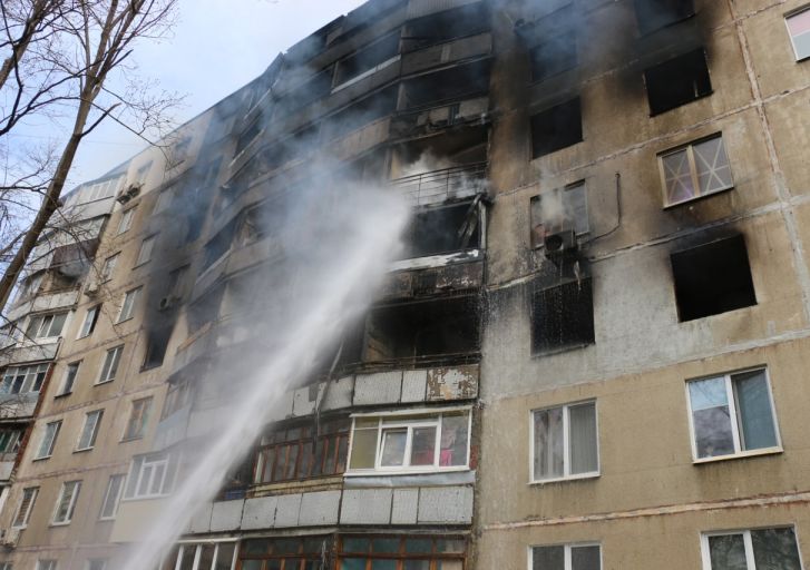 Утренний обстрел Салтовки: горели жилые дома, гаражи и машины (фото)