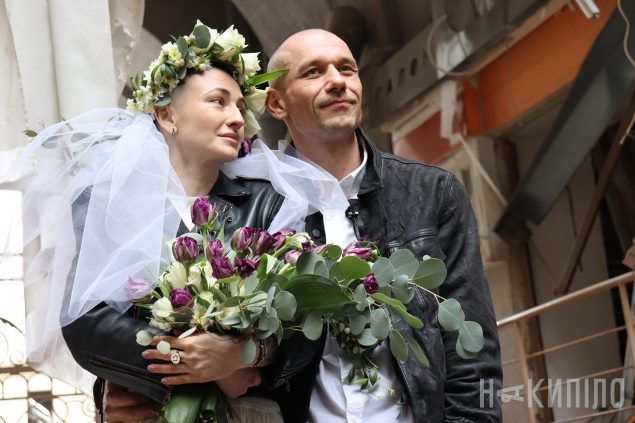 Свадьба под вой сирен: в Харькове поженились медики-волонтеры