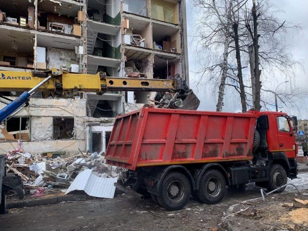 В Харькове достали из-под завалов тела погибших