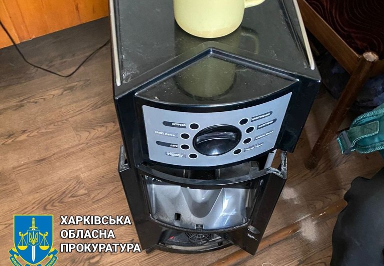 В Харькове мародеры пытались вынести из киоска кофемашину