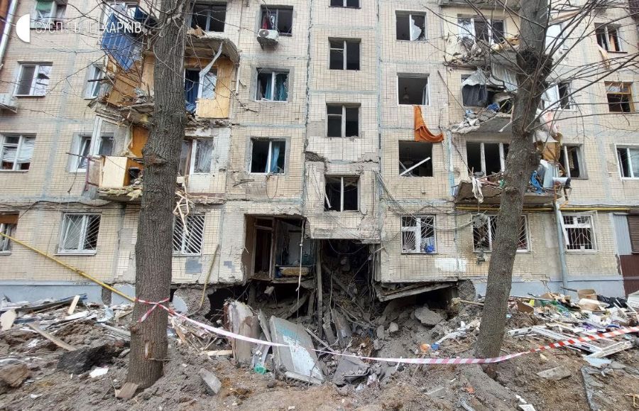 Воронка глубиной пять метров и обрушившиеся квартиры: в Харькове снова обстрелян жилой дом (фото)
