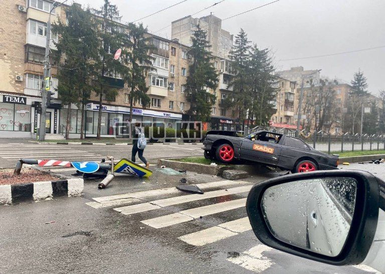 В полупустом Харькове - ДТП, машина снесла дорожный знак