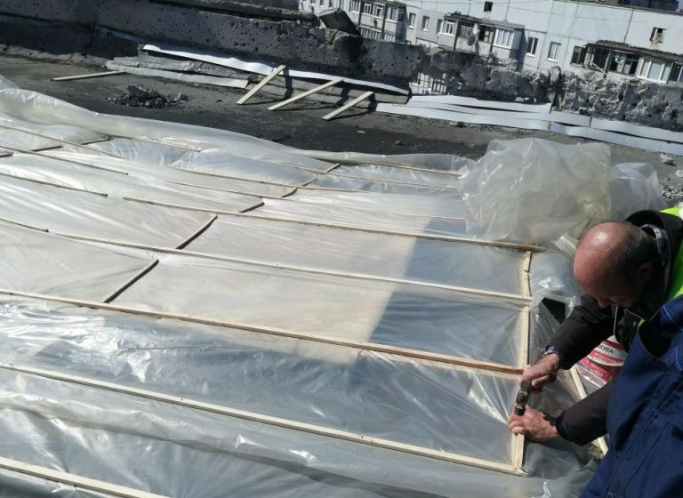 В Харькове ремонтируют разбитые обстрелами крыши и окна