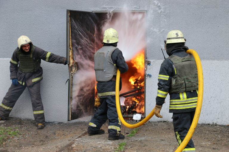 В Харькове после обстрела - огромный пожар на складе