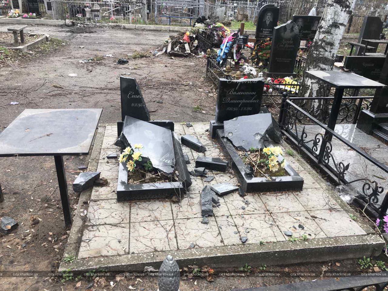 В Харькове под обстрелы попали девять кладбищ и мемориал