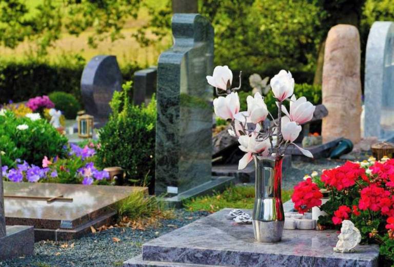 Харьковчан просят не ходить на кладбища в поминальные дни
