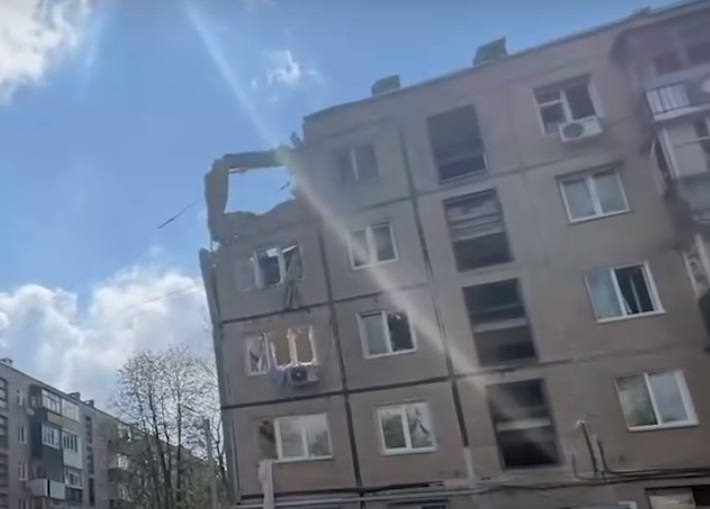 В Харькове после обстрелов обвалился дом: видео