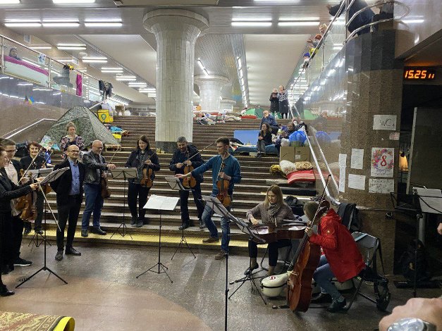 В харьковском метро, где люди прячутся от бомбежек, прошел концерт