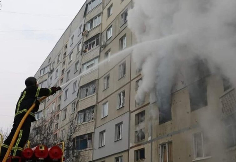 В Харькове после обстрела горела многоэтажка