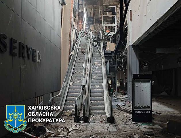 В Харькове после обстрела горел ТРЦ: фото, видео