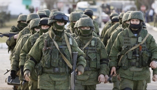 В оккупированных Балаклее и Купянске российские солдаты угнали машины и украли оружие