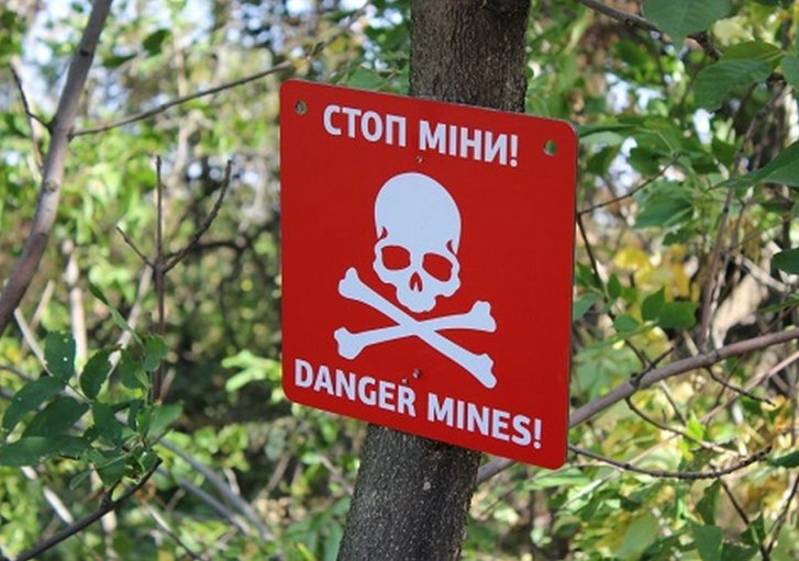 В Харькове саперы ищут мины во дворах домов: видео