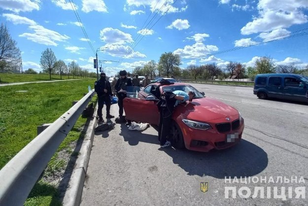 На блокпосту в Харькове остановили машину с оружием