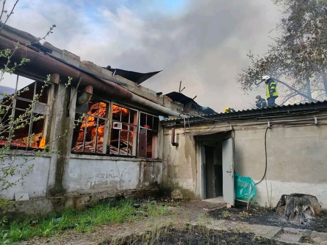В Чугуеве - огромный пожар после ракетного обстрела