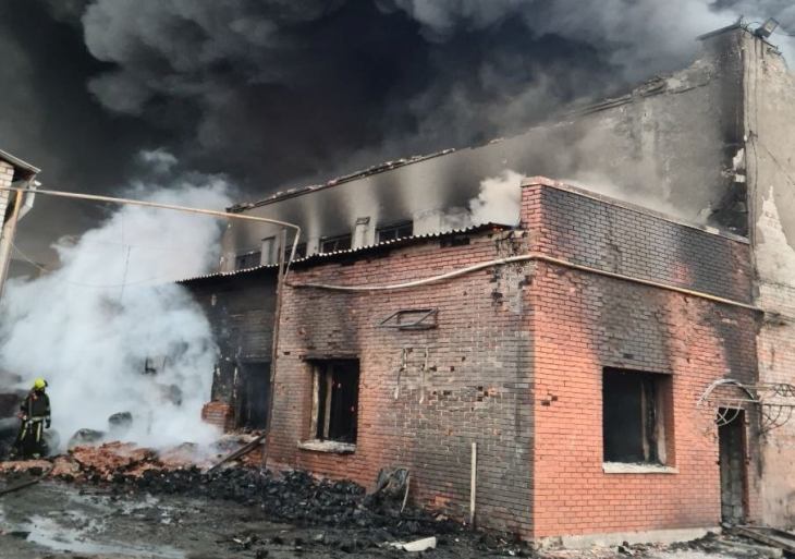 В Харькове после обстрела - огромный пожар на складе (фото)