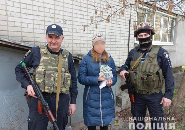 В Харькове у женщины, которая пряталась от обстрелов в подвале, украли сумку с крупной суммой денег