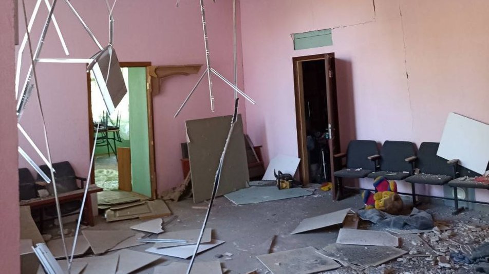 Золочевская громада снова под обстрелом: оккупанты попали в детсад и школы